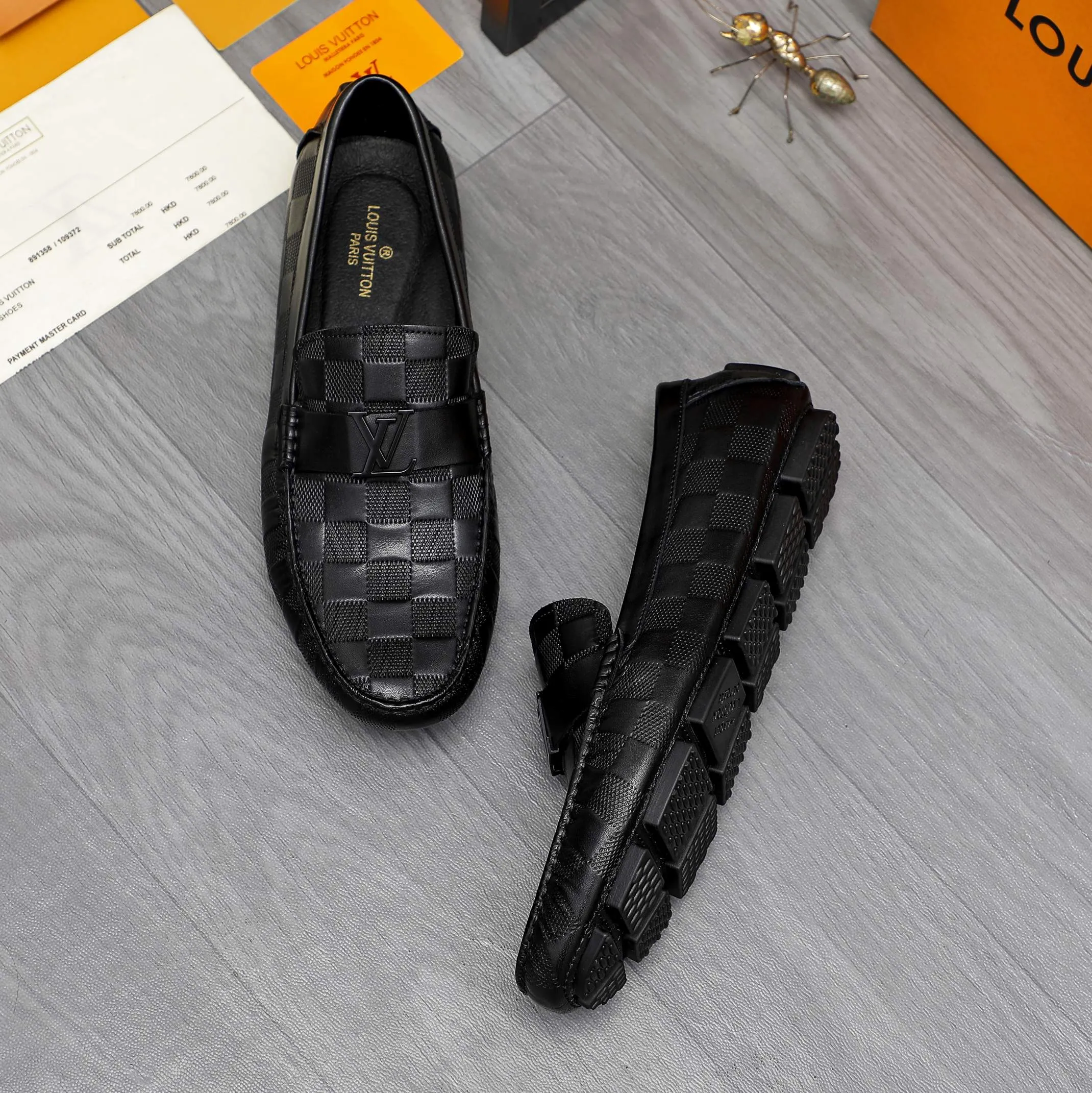 Men's shoes💰400 Product trademark: LV "Louis Vuitton" business slip-on leather shoes Regular size: 38-45 (45 is custom-made and non-returnable) Product materials: Selected high-quality cowhide embossed upper, pigskin lining, rubber outsole
